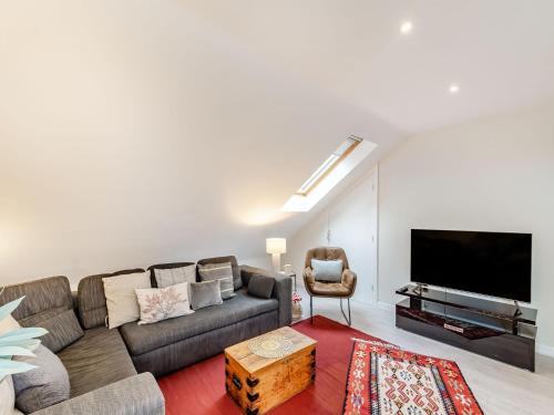 ein Wohnzimmer mit Couch und Flachbildfernseher in der Unterkunft The Loft At St John's in York