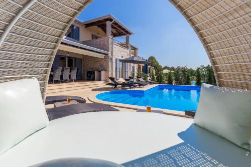 Tolles Ferienhaus In Deklići Mit Privatem Pool