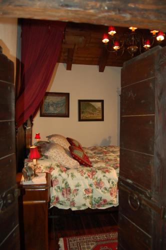 a bedroom with a bed and a table with a lamp at Le Primule in Piedilago
