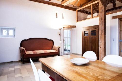 ein Wohnzimmer mit Tisch und Couch in der Unterkunft Einzimmer-Wohnung mit Galerie für vier Personen in Schernfeld
