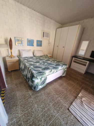 ein Schlafzimmer mit einem großen Bett in einem Zimmer in der Unterkunft Casa de Veraneio com 4 quartos in Barra de São Miguel
