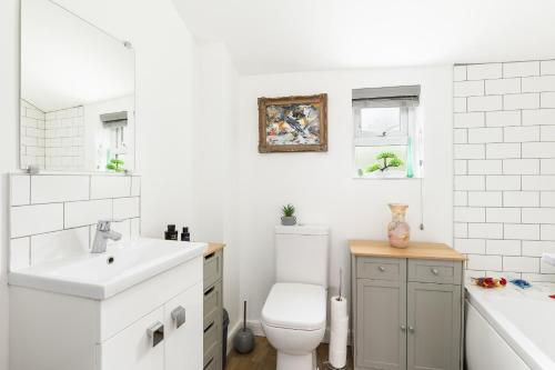 Et badeværelse på Stylish Modern 2 Bed with Parking - Pass the Keys