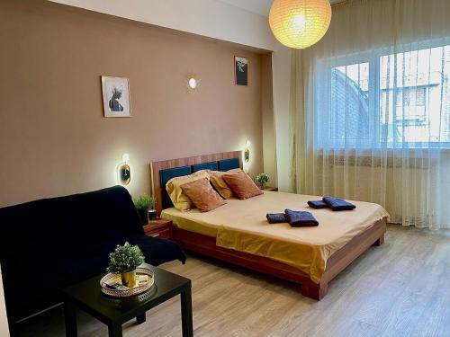 Postel nebo postele na pokoji v ubytování Cozy Caramel Studio Ultracentral Old Town