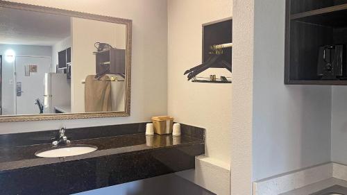 un baño con lavabo y espejo en Studio 6 - Stafford, VA - Quantico, en Stafford