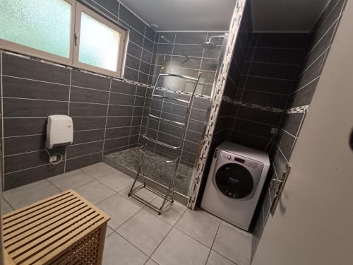 Un baño con ducha y un inodoro. en Gite 15 pers maxi proche Wimereux, en Belle-et-Houllefort