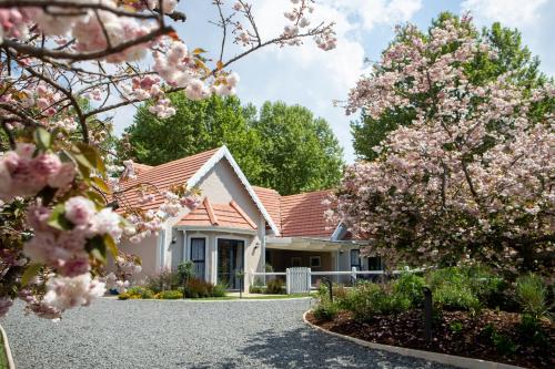 1 Annies Place Rawdons Country Estate في نوتنغهام رود: أمامه منزل مع أشجار اكوكورا