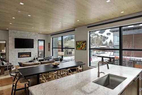 杰克逊Jackson Hole - Arts District West #202的厨房以及带沙发和壁炉的客厅。
