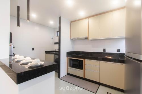 Η κουζίνα ή μικρή κουζίνα στο Estadia completa com piscina e a 350m da Praia PRY