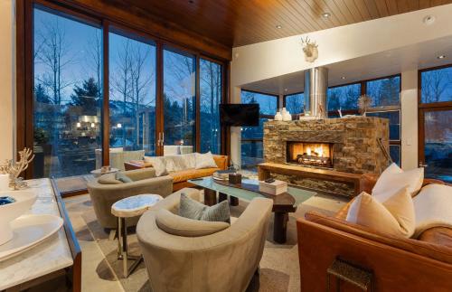 a living room filled with furniture and a fireplace at Aspen Silverado in Aspen Valley Hospital Heliport