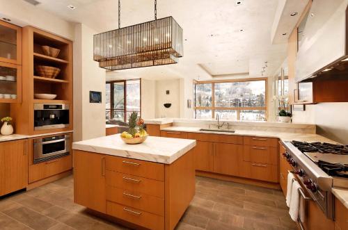 Una cocina grande con gabinetes de madera y fregadero. en Aspen The Mother Lode, en Aspen