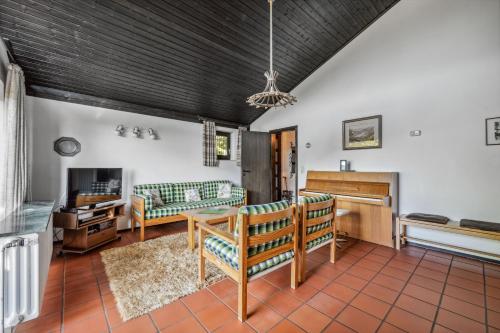 un soggiorno con un divano e una TV di George Countryhouse a Lissendorf