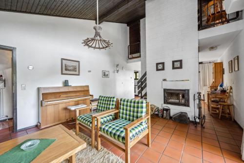 un soggiorno con un divano e un pianoforte di George Countryhouse a Lissendorf