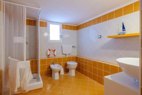a bathroom with a toilet and a sink and a shower at Marealto Panorama in Porto Cesareo