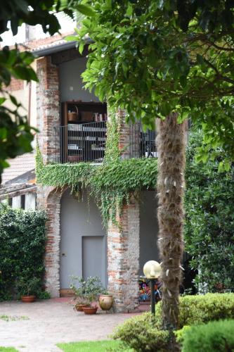 a house with ivy growing on the side of it at Antica Casa Balsari in Borgo Ticino
