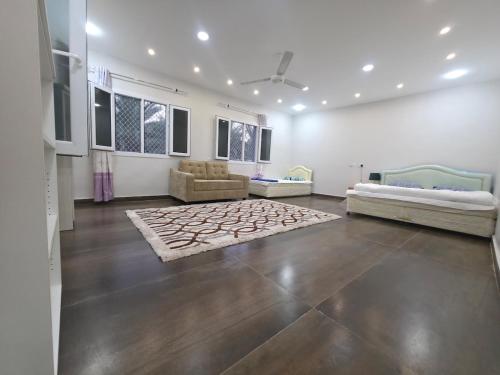 ein großes Wohnzimmer mit zwei Sofas und einem Teppich in der Unterkunft Chalet - House -Sand Adventures Oasis - Bidiyah - Oman in Jāḩis