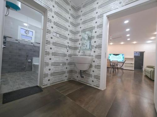 ein Bad mit einer Badewanne in einem Zimmer in der Unterkunft Chalet - House -Sand Adventures Oasis - Bidiyah - Oman in Jāḩis