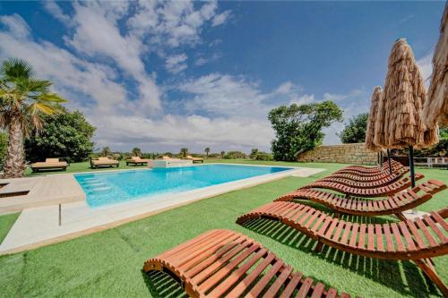 Hồ bơi trong/gần A World of Your Own, Luxurious Villa with Pools by 360 Estates