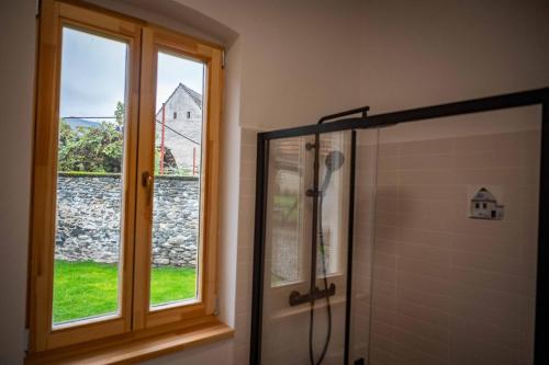 une salle de bain avec une fenêtre et une douche dans l'établissement Curte la Munte - charming village house, à Sebeşu de Sus