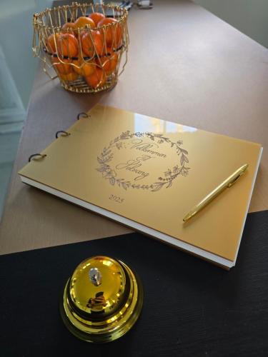 a gold pen sitting on top of a notebook at Solvang in Assens