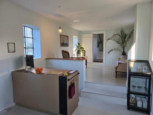 eine Lobby mit einer Theke und einer Rezeption in der Unterkunft Solvang in Assens
