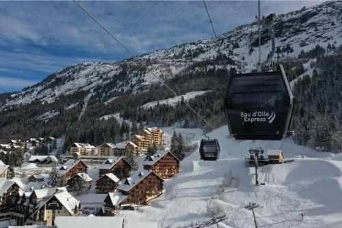 a gondola ride over a ski resort in the snow at Le refuge du Cerf in Allemont