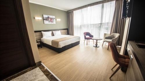 Postel nebo postele na pokoji v ubytování The Corner Hotel