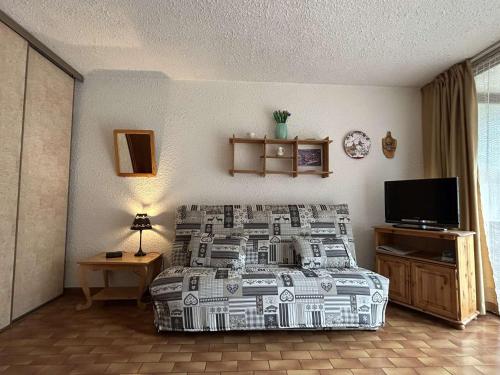 Postel nebo postele na pokoji v ubytování Studio chaleureux avec balcon à Serre-Chevalier, parking et casier à ski – 4 personnes - FR-1-330E-3