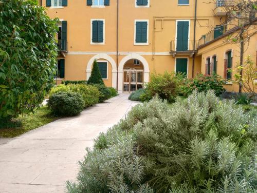 een gebouw met een stoep voor een gebouw bij Il Giardino di Gioia in Verona