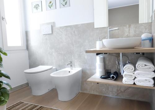 een badkamer met een wit toilet en een wastafel bij Il Giardino di Gioia in Verona