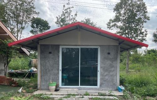 a small house with a red roof at บ้านมาดาม เขาใหญ่ in Ban Chek