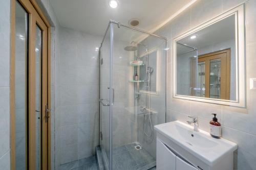 Ένα μπάνιο στο Apartment KeyGo #0204 comfort in the city