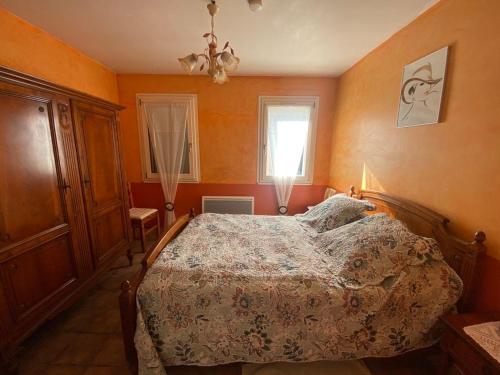 une chambre avec un lit et une fenêtre dans l'établissement Les Buis, à Dieupentale