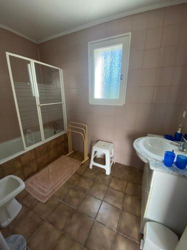 a bathroom with a sink and a tub and a toilet at Les Buis in Dieupentale