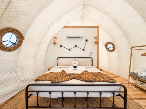 Ce lit se trouve dans une chambre dotée d'un plafond voûté. dans l'établissement Cassiopeia at the Retreat, à Fredericksburg