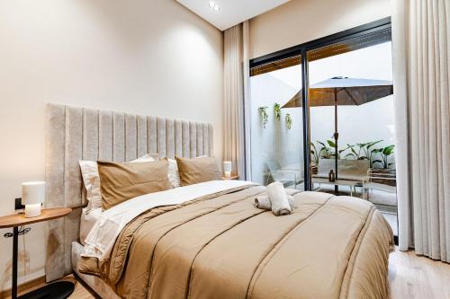 Giường trong phòng chung tại CFC new Appartement Central Anfa Park roof top free parking