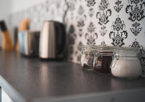 Příslušenství pro přípravu čaje a kávy v ubytování Charming 3BR House Fast Wi-Fi Free Parking