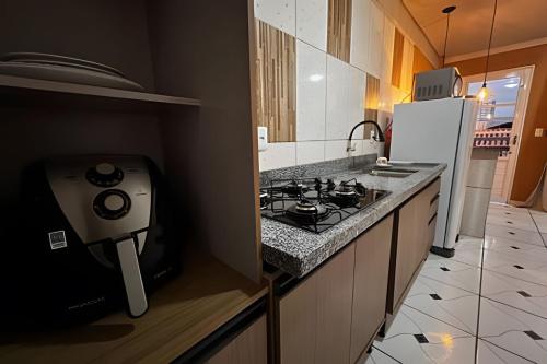 Cuisine ou kitchenette dans l'établissement Loft confortavel Prox Arena Pantanal
