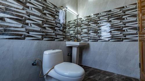 Koupelna v ubytování 2bhk Apartment Near SuryaVillas by Splendid Hotels