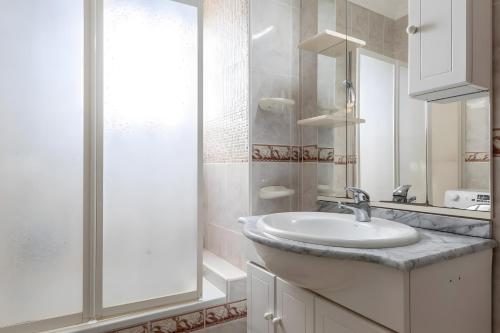 Ένα μπάνιο στο Costamar Oceanview 1 Bed Apartment