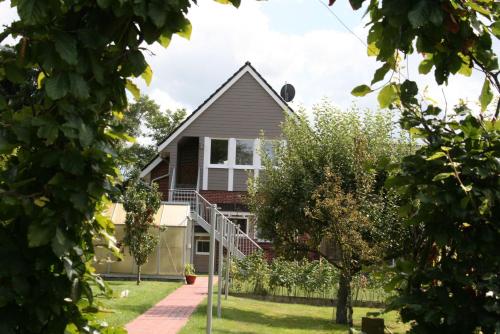 a house with a staircase in the yard at Große Wohnung In Diekmannshausen in Süderschweiburg