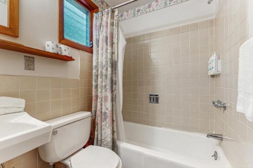 Koupelna v ubytování King Birch Lake Home, Unit 2