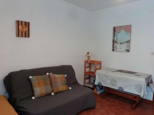 a living room with a couch and a table at Charmant studio à Chantemerle, Serre-Chevalier pour 2 pers, parking et casier à ski inclus - FR-1-330E-67 in Saint-Chaffrey