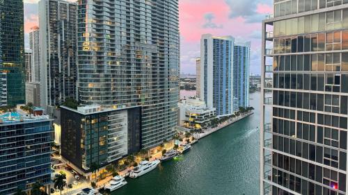 vistas a un río en una ciudad con edificios altos en Stylish 1B Icon Brickell 25th fl Pool Spa Gym Parking, en Miami