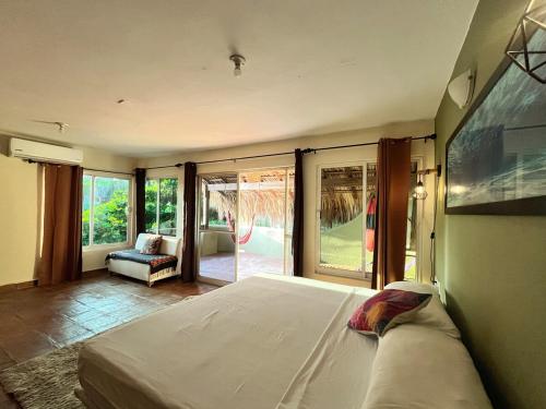 Ένα ή περισσότερα κρεβάτια σε δωμάτιο στο Casa Sarvelia Close to Punta Zicatela Beach