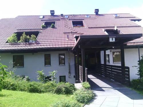 ein Haus mit einem roten Dach und einer Veranda in der Unterkunft Studio für 4 Personen ca 90 qm in Bad Lauterberg im Harz, Harz Harz Niedersachsen in Bad Lauterberg