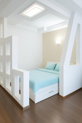a white bedroom with a bed in a white room at Білі апартаменти на Кельнському бульварі in Dnipro