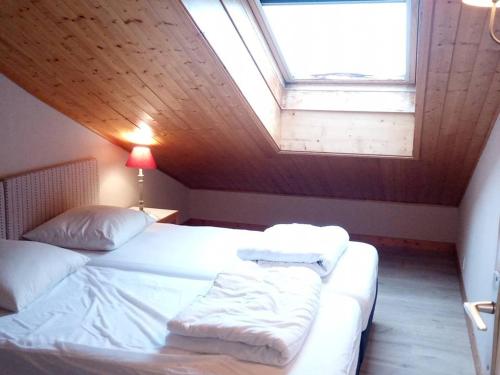 Postel nebo postele na pokoji v ubytování Duplex 3 Pièces avec Piscine à Saint-Jean-d'Aulps, 6 Pers - FR-1-573-25