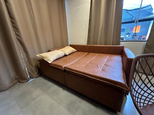 グァラトゥバにあるFlamingo Pé na areia - Centro/Guaratubaの窓のある部屋にある大きなベッド