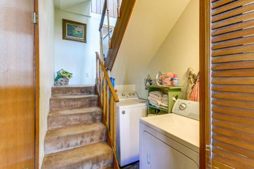 Φωτογραφία από το άλμπουμ του Waterfront Hood Canal Home with Pool Table! σε Brinnon