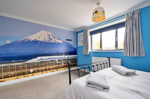 1 dormitorio con un mural de montaña en la pared en Yonder, en Harley